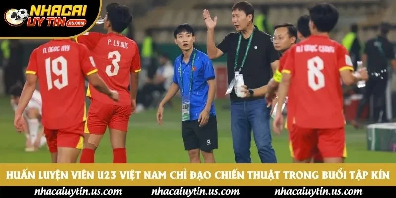 Huấn luyện viên U23 Việt Nam chỉ đạo chiến thuật trong buổi tập kín Huấn luyện viên U23 Việt Nam chỉ đạo chiến thuật trong buổi tập kín