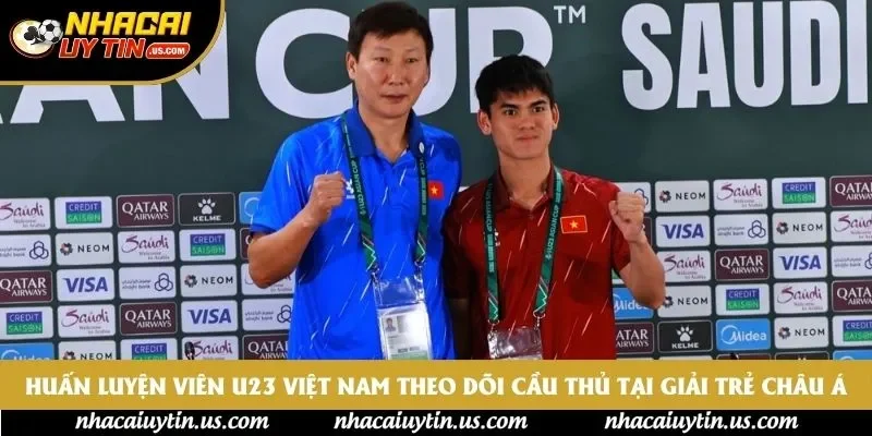Huấn luyện viên U23 Việt Nam theo dõi cầu thủ tại giải trẻ châu Á Huấn luyện viên U23 Việt Nam theo dõi cầu thủ tại giải trẻ châu Á
