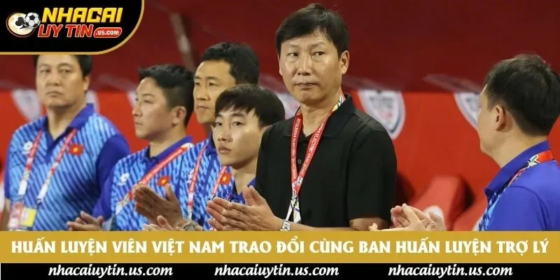 Huấn luyện viên Việt Nam trao đổi cùng ban huấn luyện trợ lý Huấn luyện viên Việt Nam trao đổi cùng ban huấn luyện trợ lý